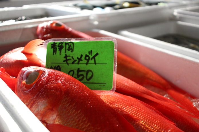 メスティンで海のキャンプ飯 漁港で手に入る食材を使って 海鮮メスティン丼 を作ってみた ソトレシピ 日本最大級のキャンプ飯レシピサイト