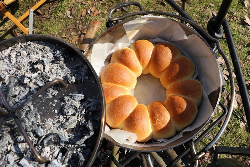 ダッチオーブンで焼きたてパンを作ろう ダッチパン の基本とアレンジレシピ3選 ソトレシピ キャンプ料理専門レシピサイト