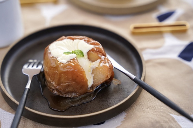 クリームチーズ入り焼きりんご ソトレシピ 日本最大級のキャンプ飯レシピサイト